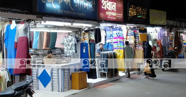 রাতেও খোলা বিভিন্ন দোকানপাট